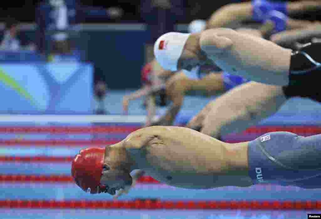 Состязания по плаванию среди безруких спортсменов на дистанции 200 метров.