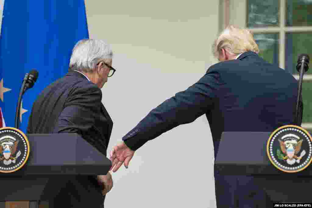 САД - Претседателот на Европската комисија Жан Клод Јункер изјави во Вашингтон дека со американскиот претседател Доналд Трамп се договорил двете страни да се воздржат од воведување дополнителни царини додека траат разговорите за трговијата.