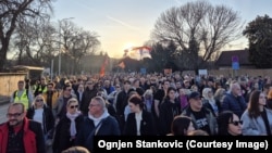 Građani, predvođeni studentima, na antivladinom protestu u Nišu, 16 mjeseci nakon urušavanja nadstrešnice u Novom Sadu, 1. marta 2026.