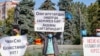 Наразылық митингісінде плакат ұстап тұрған адамдар. Алматы, 13 қыркүйек 2020 жыл.
