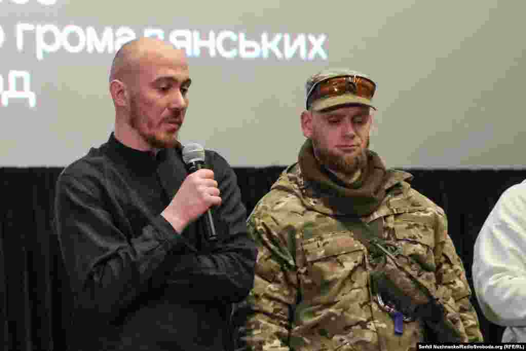 Автор фільму Мар’ян Кушнір та керівник АДВІС «Плацдарм» Олексій Юков.За словами автора фільму Мар’яна Кушніра, історія розпочинається на полі бою, а завершується, коли тіла загиблих знайшли, ідентифікували і повернули рідним. «Важливо розуміти, що кожен зниклий – це ім’я, яке потрібно знайти і повернути додому», – каже кореспондент