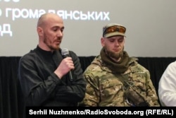 Автор фільму «Поверніть мені ім’я» воєнкор Радіо Свобода Мар'ян Кушнір (ліворуч) і один із героїв фільму, керівник пошукової групи «Плацдарм» Олексій Юков. Кінотеатр «Жовтень», Київ. 10 лютого 2026 року