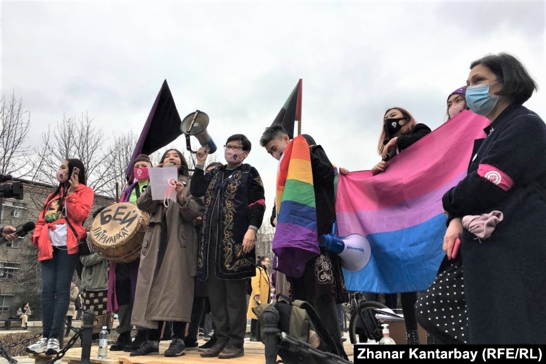 Нейлон шұлықтағы арық есектер поза Төзу үшін шығыс порносына айналды