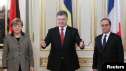 Канцлер Германии Ангела Меркель, президент Украины Петр Порошенко (в центре) и президент Франции Франсуа Олланд после переговоров в Киеве, 5 февраля 2015 года.