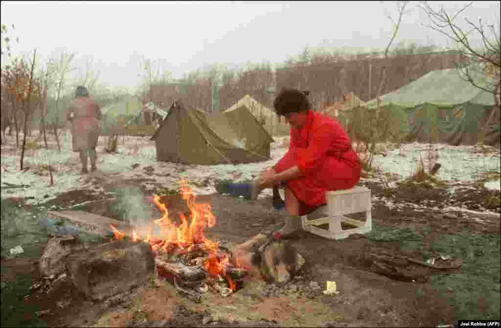 Зима становилась все суровее. А около 150 тысяч выживших в землетрясении все еще жили в палатках на севере Армении.&nbsp;&nbsp;