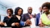 Robert Mugabe (ortada), qızı Bona (ortada) və həyat yoldaşı Grace seçkidə, 30 iyul, 2018-ci il