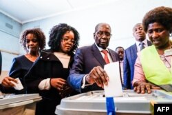 Robert Mugabe duke votuar në zgjedhjet e përgjithshme të vitit 2018, një vit, pasi është tërhequr nga posti i presidentit.