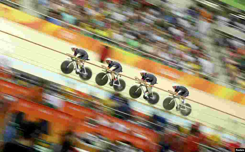 Great Britain&#39;s cyclists in action during a men&#39;s team pursuit qualifying round. &nbsp;