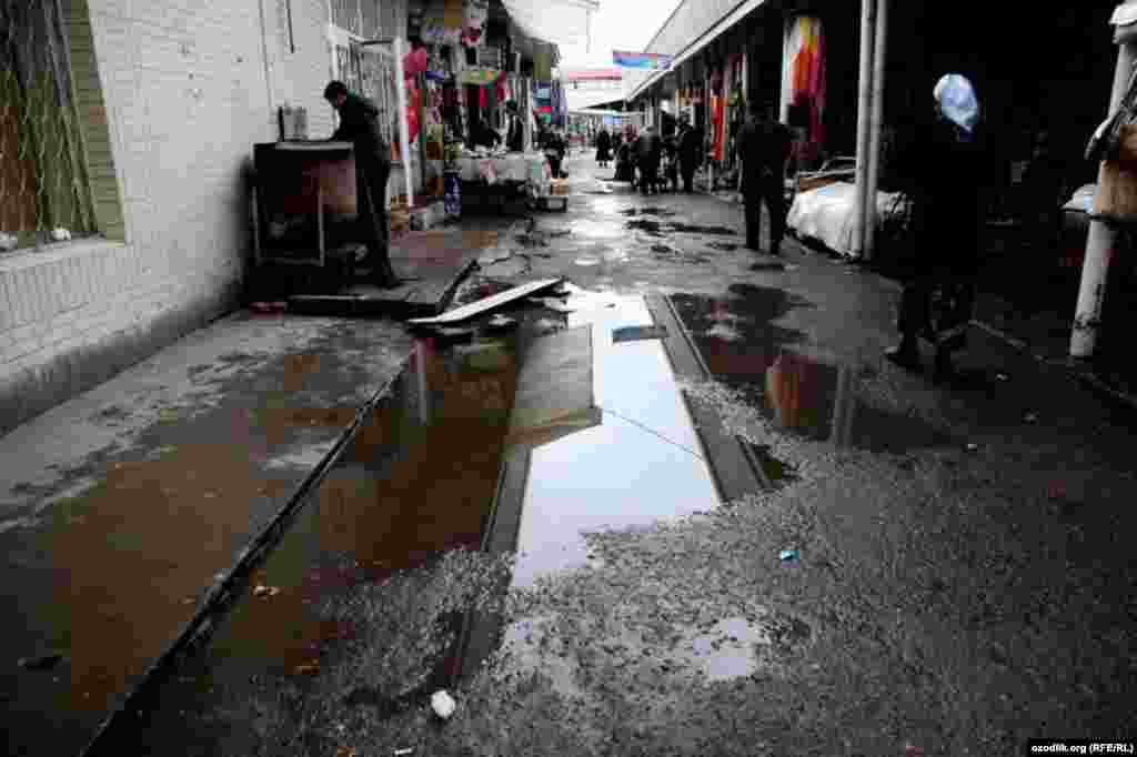 Uzbekistan - spring in Tashkent, puddle in bazaar