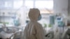 Ápoló a fehérgyarmati kórház koronavírus-osztályán 2021. április 2-án