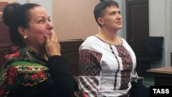 Москва, 26 октября 2016года, тетя Станислава Клыха и Надежда Савченко (слева направо) на заседании Верховного суда России