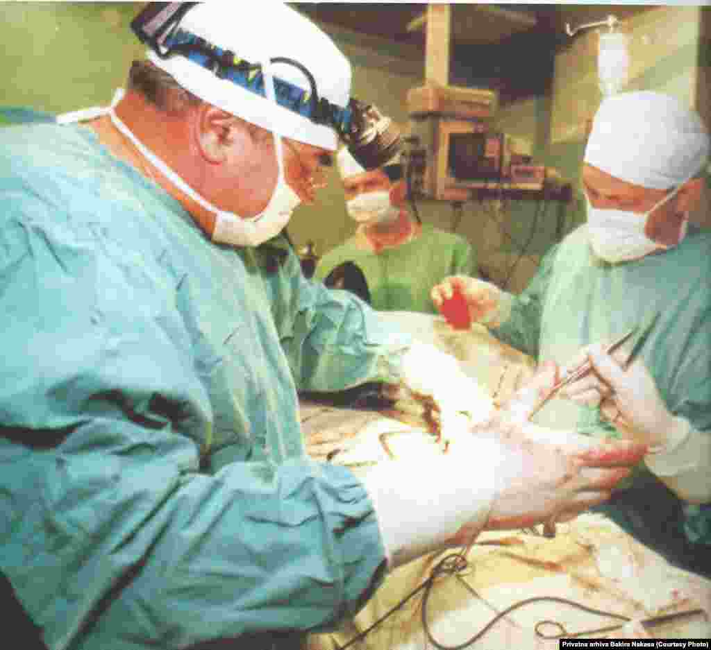 Doktor Abdulah Nakaš (lijevo) izvodi operaciju.