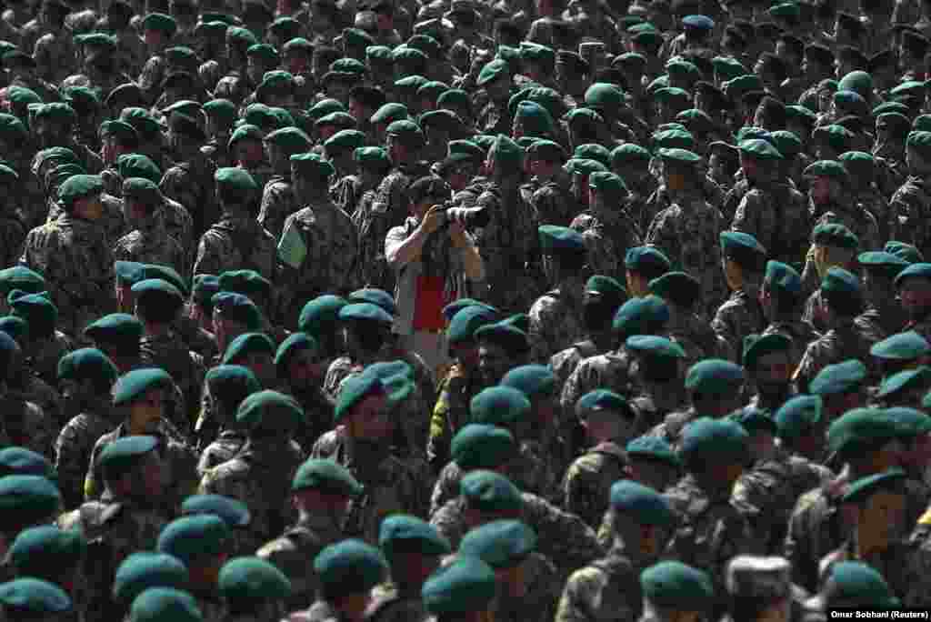 Afganistan - Fotografiranje novih članova afganistanske vojske, Kabul, 19. maj 2013. Foto: REUTERS / Omar Sobhani 