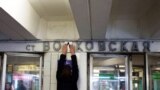 Россия. Общественные активисты меняют название станции метро "Войковская" на "Волковская". Москва 