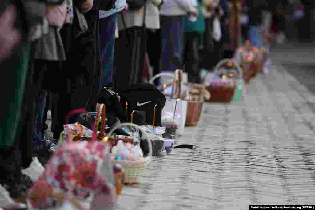 І майже у всіх: у дорослих й у малих свої власні великодні кошики.Великдень. Успенський собор Києво-Печерської лаври. Київ, 12 квітня 2026 року