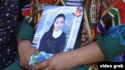 Фотография Бурулай Турдаалы кызы, убитой, как предполагается, человеком, пытавшимся украсть ее для замужества, фрагмент видео. 