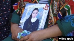 Портрет Бурулай Турдаалы кызы на похоронах.