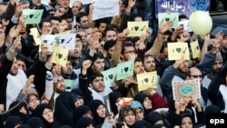 Իրան - Ֆրանսիայի դեսպանատան դիմաց բողոքի ցույցի մասնակիցները «Ես սիրում եմ Մուհամեդին» գրությամբ պաստառներ են պարզել, Թեհրան, 19-ը հունվարի, 2015թ․