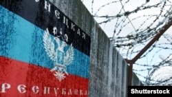 Өздөрүн “Донецк Элдик Республикасы” (“ДНР”) деп атап алган жикчилдердин түзүмүнүн желеги.