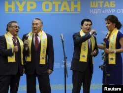 Президент Казахстана Нурсултан Назарбаев (второй слева) и его дочь Дарига (крайняя справа) поют после выборов парламента. Астана, 16 января 2012 года.