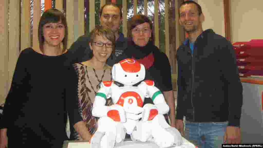 Hrvatska - Skupina mladih hrvatskih znanstvenika s Edukacijsko–rehabilatacijskog fakulteta i Fakulteta elektrotehnike i računarstva, među prvima u svijetu, razvijaju projekt s robotom, kojeg su nazvali Rene, a čiji je cilj brže i ranije otkrivanje simptoma autizma, Zagreb, 13. januar 2014. Foto: RSE / Ankica Barbir Mladinović 