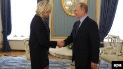 Marine Le Pen (solda) və Vladimir Putin