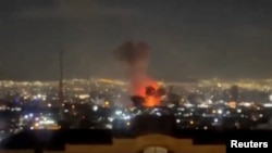 Вогняна куля після повідомлень про удари поблизу штаб-квартири мовлення Ісламської Республіки Іран у Тегерані, Іран, 1 березня 2026 року. Скриншот з відео у соцмережах