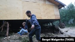 Местные жители спасаются во время паводка в Бахчисарайском районе Крыма, 4 июля 2021 года