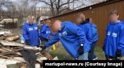 Учасники «Молодої Гвардії» прибирають у Маріуполі, 10 квітня 2025 рік