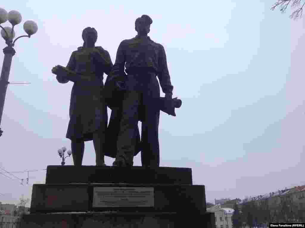 «Оқушы жастар» ескерткіші.