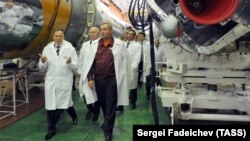 Дмитрий Рогозин (в центре) у ракеты-носителя"Союз-2" в цехе "ЦСКБ-Прогресс".