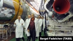 Дмитрий Рогозин (в центре) у ракеты-носителя"Союз-2" в цехе "ЦСКБ-Прогресс"