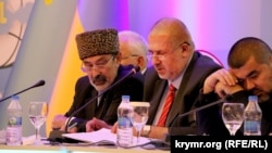Голова Меджлісу Рефат Чубаров (у центрі) веде засідання Всесвітнього конгресу кримських татар, Анкара, 1 серпня 2015 року