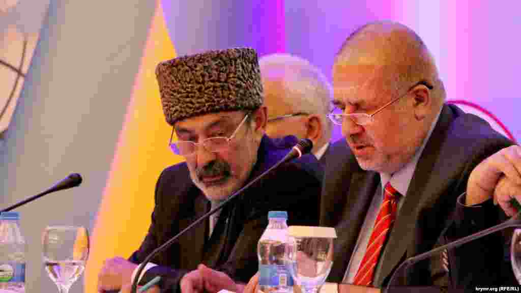 2015 senesi avgustnıñ 1-2-nde Türkiyeniñ paytahtı Ankarada II Dünya qırımtatar kongressi keçirildi. Rusiye mahsus hızmetelri qırımtatar faallerini taqip etkeni içün kongress yarımadada ötkerilemedi. Fotoresimde &ndash; prezidium azaları Ali Özenbaş (soldan) ve Refat Çubarov&nbsp; 