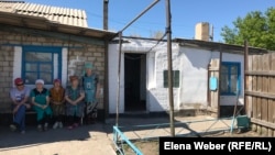 Родственники Галы Бактыбаева во дворе дома, на пороге которого был застрелен активист. Поселок Атасу, Карагандинская область, 1 июня 2019 года.