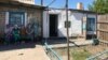 Дом семьи Бактыбаевых, на пороге которого был застрелен активист. Поселок Атасу, Карагандинская область, 1 июня 2019 года.