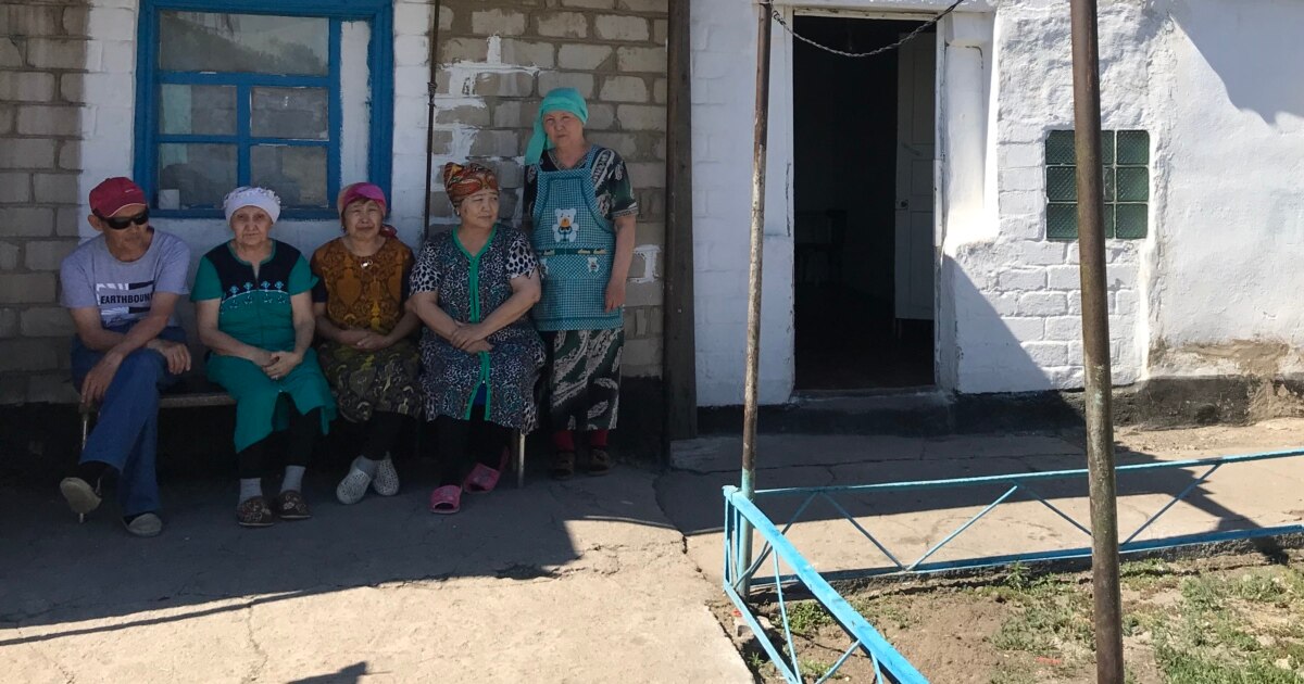 кемпірдің етегінің астына қарады Жас қыз жігітпен жыныстық қатынасқа түседі