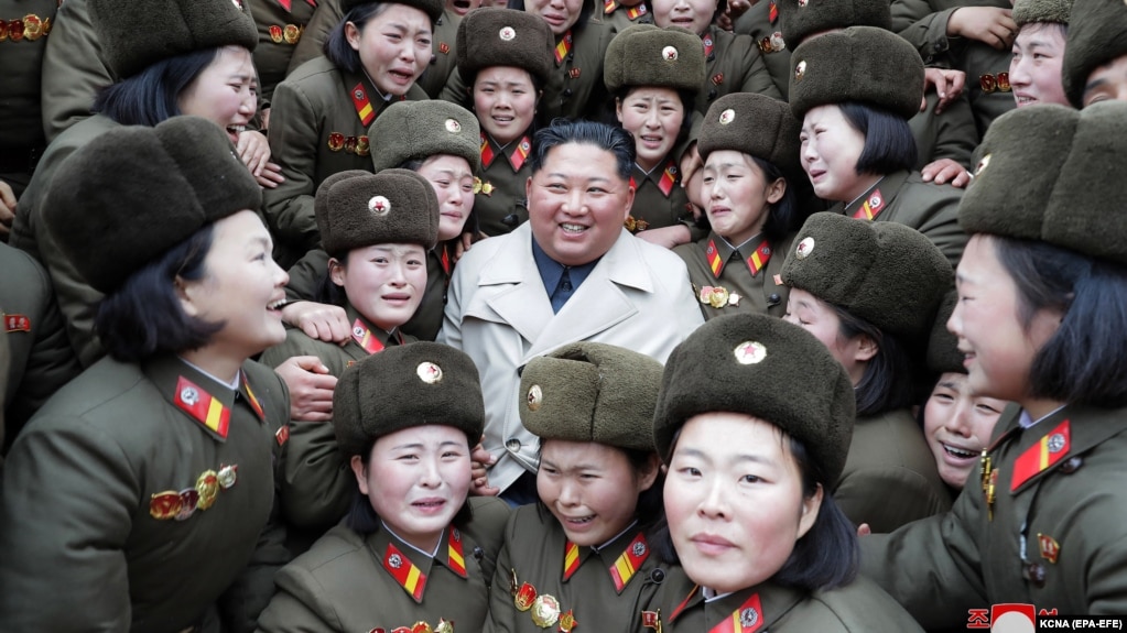 کیم جونگ اون، رهبر کره شمالی، در میان نظامیان این کشور.