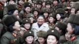 Түндүк Кореянын&nbsp;лидери Ким Чен Ын өлкөнүн түштүк-батышында жайгашкан Корея элдик армиясынын базасындагы 5492 аялдар ротасынын мүчөлөрү менен сүрөткө түшүүдө.