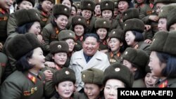 Түндүк Кореянын&nbsp;лидери Ким Чен Ын өлкөнүн түштүк-батышында жайгашкан Корея элдик армиясынын базасындагы 5492 аялдар ротасынын мүчөлөрү менен сүрөткө түшүүдө.