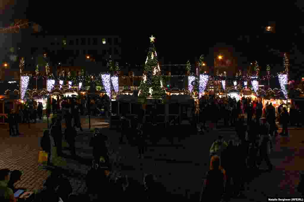 Târgul de Crăciun deschis în fața Bisericii Sf. Ludmila din Piața Păcii, Praga. 