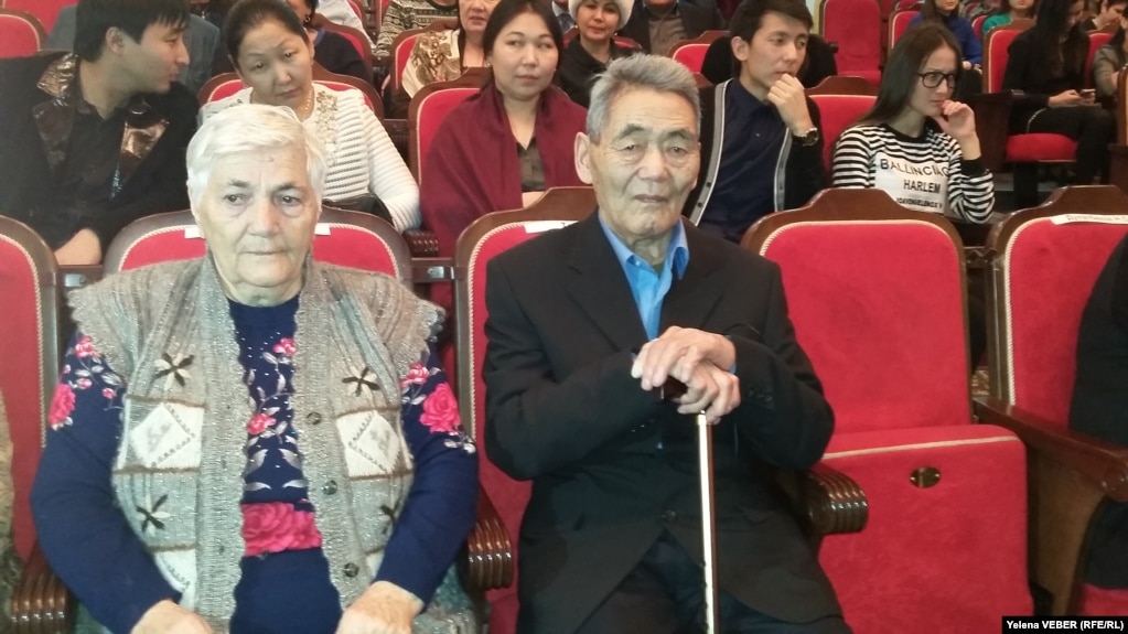 Ахико Тецуро, бывший узник Карлага (справа), и его жена Елена Тецуро смотрят спектакль «Ахико из Актаса», рассказывающий о его судьбе. Караганда, 25 ноября 2016 года.