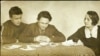 Валеры Маракоў, Янка Бобрык і Яўгенія Пфляўмбаўм разглядаюць кнігі зь бібліятэкі «Маладняка». Менск, 1925 год