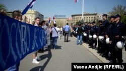 Protest prostalica desničarskih pokreta pod sloganom "Kosovo je Srbija" (arhivska fotografija, Beograd, 26. april 2013)