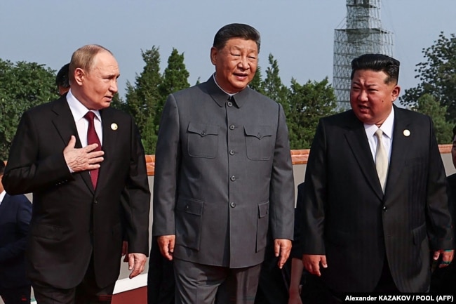 Vladimir Putin, Xi Jinping dhe diktatori i Koresë së Veriut Kim Jong Un marrin pjesë në festimin e udhëheqjes kineze të 80-vjetorit të përfundimit të Luftës së Dytë Botërore. Pekin, 3 shtator 2025.