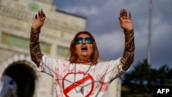 Žena nosi majicu s natpisom "Pogubljenje" na perzijskom jeziku na skupu u Istanbulu, Turska, novembar 2022.