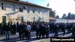 Оппозиция өкілдері соты өтіп жатқан ғимарат маңына жиналғандар. Әзербайжан, 5 қараша 2013 жыл.