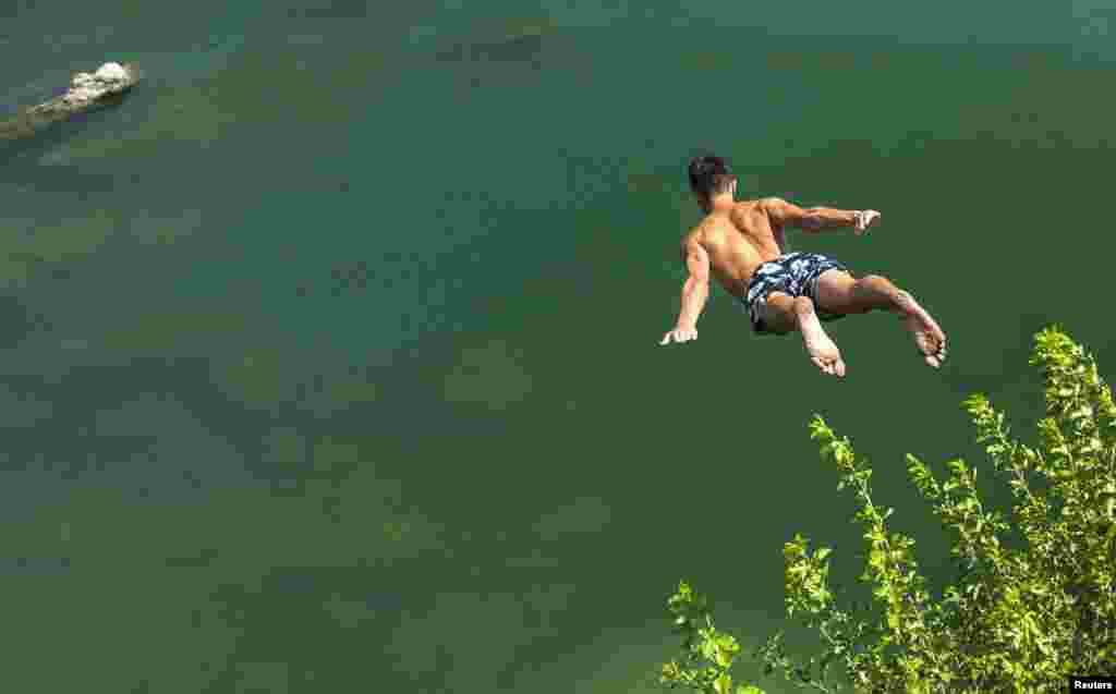 Kupanje u rijeci Morači, 8. august 2013. Foto: REUTERS / Stevo Vasiljević 