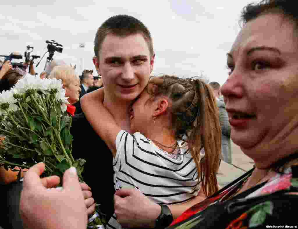 Vyacheslav Zinchenko, a crew member of a Ukrainian naval ship that was seized by Russian security forces in November 2018, is greeted by his relatives in Kyiv.