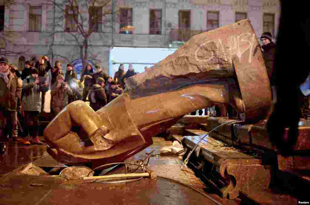 Пратэстоўцы зьнесьлі помнік Леніну. 8 сьнежня 2013